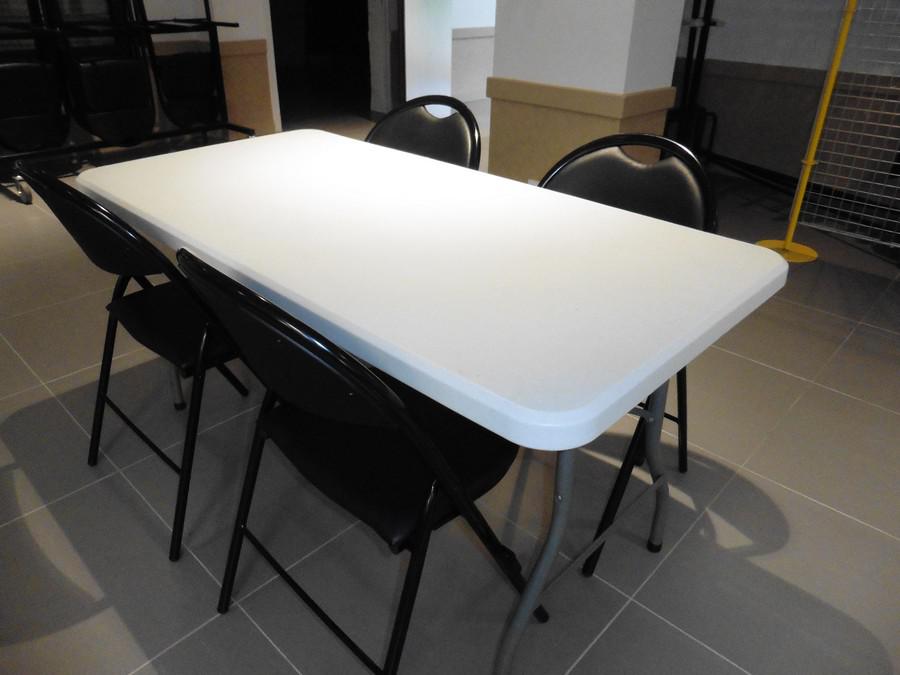 Table 1,50 m + 4 chaises par table